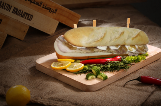 Bocadillo gourmet de lomo y rulo de cabra